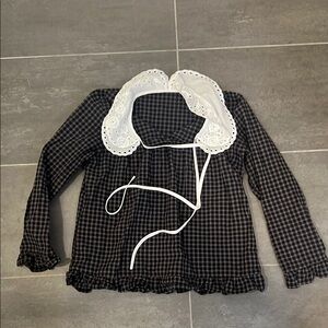 Black and White Dazy Blouse with Ruffled Collar
